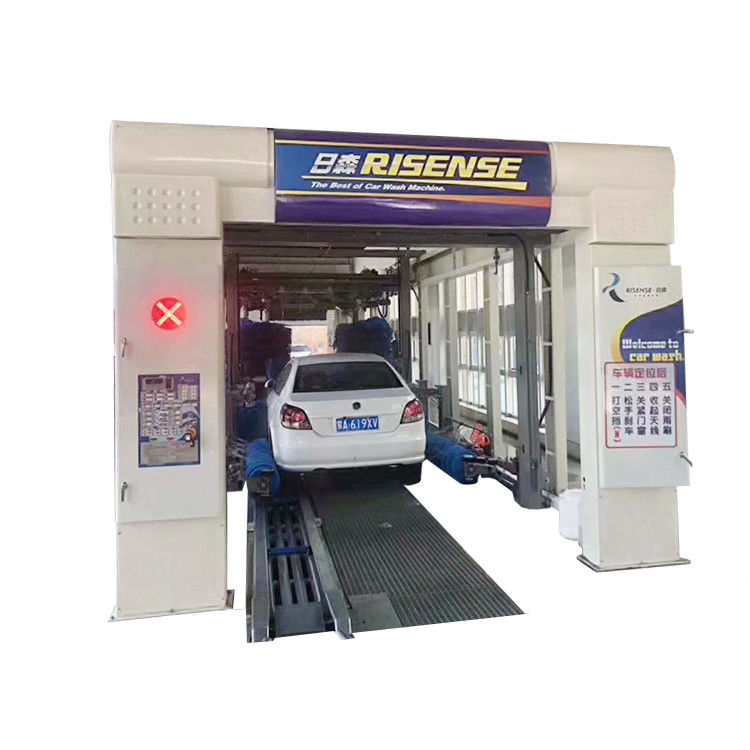 洗車 トンネル と 空気 乾燥機 を 9 つの ブラシ で 効率 的 に 清める